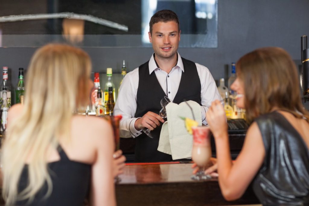 10-tips-from-bartenders-on-how-much-you-should-tip-viral-ventura