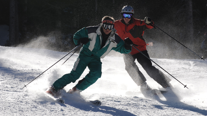 couple-skiing